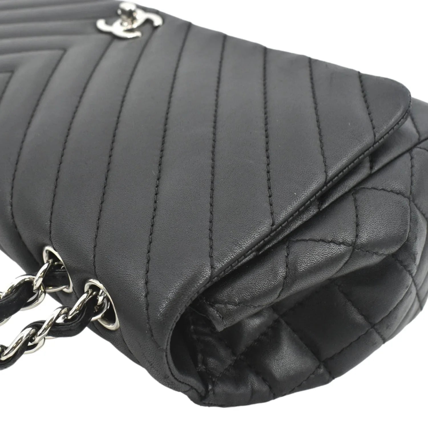Pre-Owned CHANEL Surpique Chevron Medium Lambskin Leather Flap Crossbody Bag Black