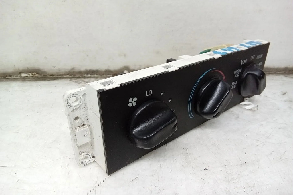 Pre-Owned 05 2005 Ford Crown Victoria Climate Heater Control OEM (Good)
